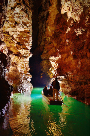 In der Grotte von Padirac kann man eine Barke besteigen und den unterirdischen Fluss befahren.