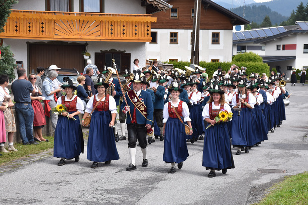 Heimspiel unter tobendem Applaus: Die Musikkapelle Weißenbach eröffnete den Festumzug.