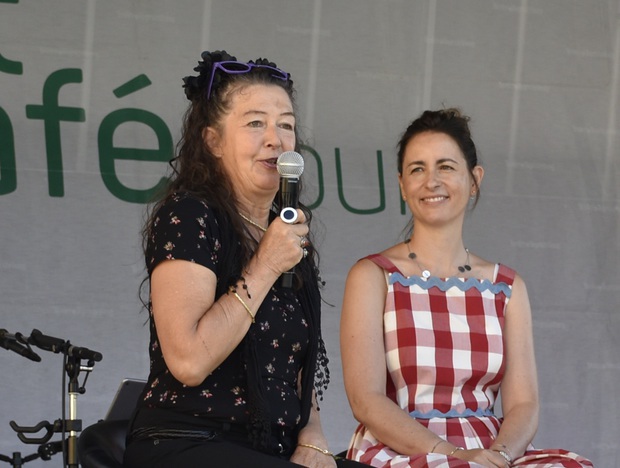 Frauenpower in Runde eins: die Silzer Künstlerin Ursula Beiler (l.) mit der Chefin des Hotel Schwarz, Katharina Pirktl.