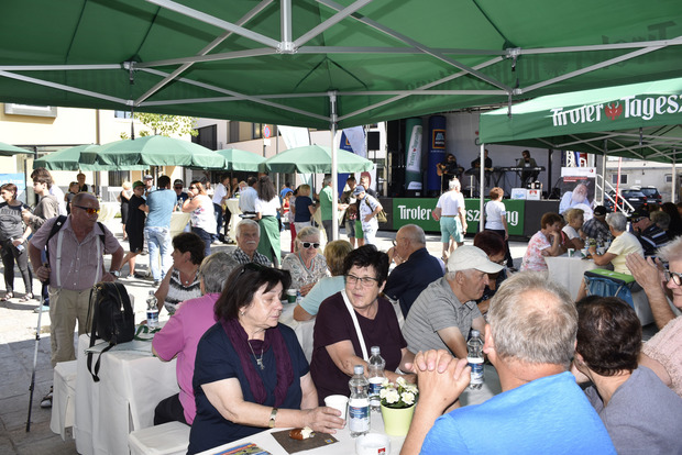 Die zahlreichen Besucher am oberen Sparkassenplatz genossen das köstliche Frühstück mit viel Unterhaltungswert.
