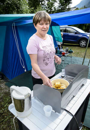 Selbstversorger. Natalia Merkulova kümmert sich schon in der Früh ums Essen.