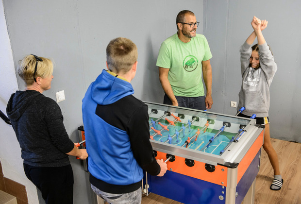 Zeitvertreib. Beim Tischfußball vergeht die Zeit, bis der Stellplatz frei ist, für die Romers schneller.