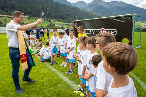 Vikar Piotr Patyk segnete gewissermaßen das gemeinsame Fußballprojekt FC Stubai.
