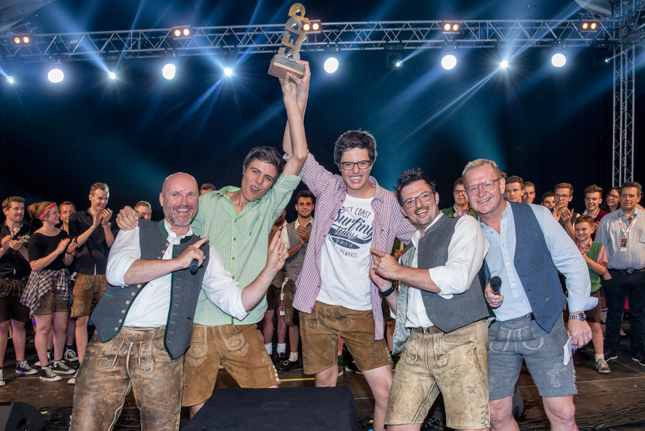 Die Gewinner Andy und Lukas Niederbrunner aus dem Ahrntal (Mitte) mit Albin (l.) und Christian Fankhauser und Moderator DJ Mox (r.).