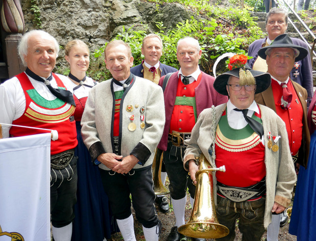 Lange im Dienste der Musik: (v. l.) Josef Reiter (55 Jahre), Landeskapellmeister-Stv. Theresa Schapfl, Leonhard Enthofer (60 J.), Bezirkskapellmeister Gerhard Guggenbichler, Othmar Ager (55 J.), Ludwig Moser (55 J.), Josef Gschwentner (55 J.), Otto Hauser