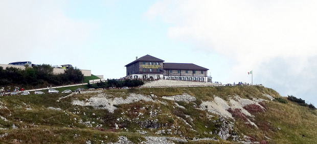 Die Rifugio Bassano steht oben am Monte Grappa.