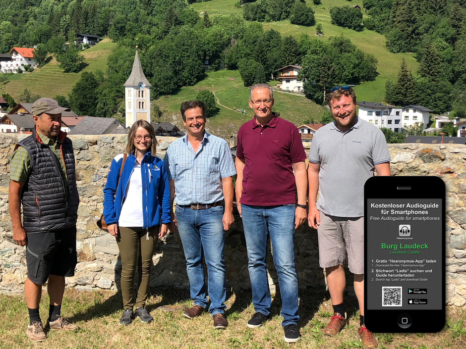 Burgenführer Anton Strobl, Andrea Koolen vom TVB Serfaus-Fiss-Ladis, Ferdinand Larcher vom TVB-Ortsausschuss Ladis, Armin Klien (Burgführer und Kulturvereinsobmann) sowie Bürgermeister Florian Klotz präsentierten den neuen Audioguide für die Burg Laudeck.