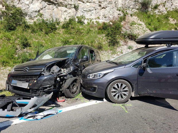 Die nachkommende Belgierin prallte seitlich auf den Wagen des Deutschen.