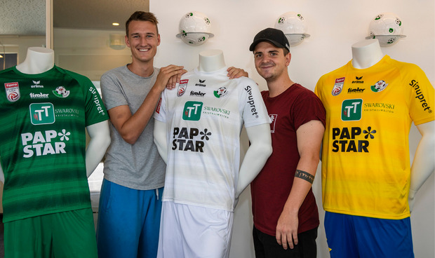 Die Spieler David Gugganig und Kevin Nitzlnader posieren bereits mit den Bundesliga-Dressen.