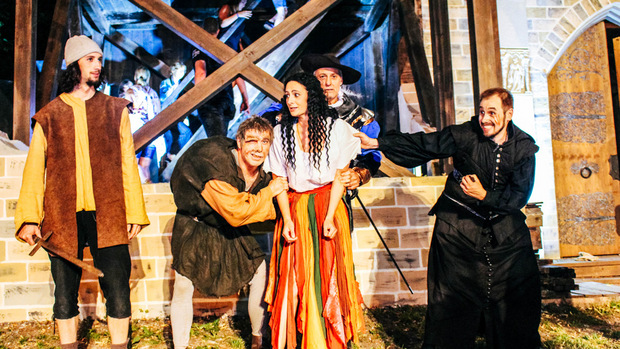 Esmeralda und ihre Verehrer bei der Aufführung von "Der Glöckner von Notre Dame".