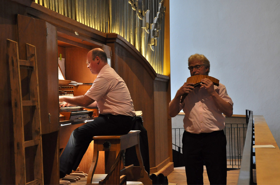 Beide haben Pfeifen: Georg Masanz an der Orgel und Jörg Frey an der Panflöte begeisterten das Publikum in Ötztal-Bahnhof.