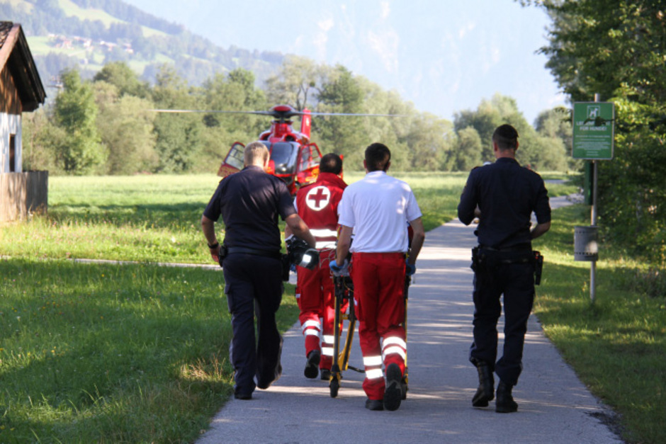 Der Notarzthubschrauber brachte die 66-Jährige in die Klinik Innsbruck.