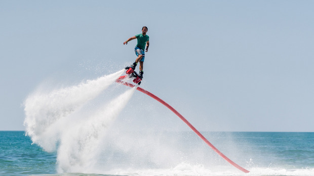 Andere Konzepte wie das Flyboard über Wasser sind eine spielerische Alternative.