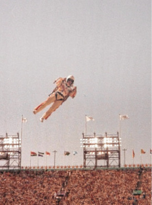 Ein Mann fliegt bei der der Eröffnungszeremonie der Olympischen Spiele in Los Angeles 1984 mit einem
Raketenrucksack.