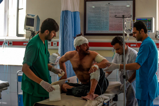 Ein Verletzter wird in einem Krankenhaus in Kabul behandelt.