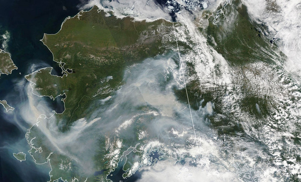 Auf Satellitenbildern der NASA ist derzeit ein dichtes Rauchband über dem südlichen Alaska zu sehen.