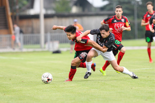 Imst-Kicker Thomas Moser (r.) stemmte sich vergeblich gegen die 0:4-Niederlage beim SV Hall, für die Neuzugang Yuto Nishida (l.) traf.