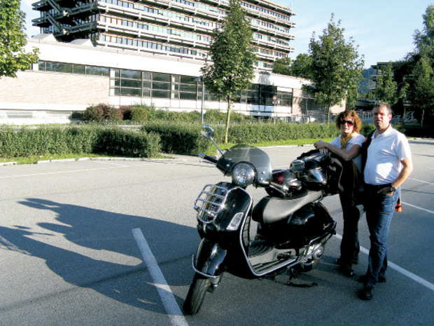 Wolfgang Heinzle macht mit Frau Christine gerne eine Ausfahrt mit seiner Vespa.