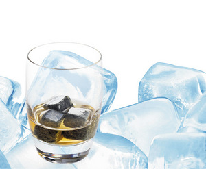 On the rocks: Wenn Whiskey mit Eis gekühlt wird, verliert er an Aroma. Die richtige Trinktemperatur hängt zudem von der Außentemperatur ab. „On the rocks“ ist die Kühlung mit speziellen Whiskey-Steinen.