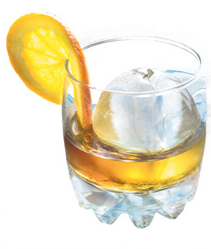 Größe zeigen: Je größer und je trockener das Eis ist, desto langsamer schmilzt es und desto weniger verwässert der Drink. Formenmäßig gibt es von Würfeln über Stäbe bis zur Kugel eine große Vielfalt.