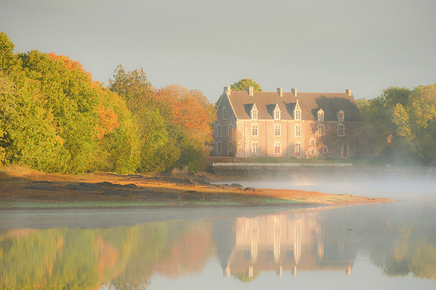 Mystisch liegt das Schloss von Comper zwischen Wald und Wasser.