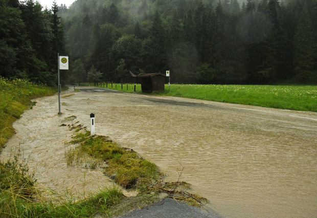 Die Kössener Landesstraße ist überflutet.