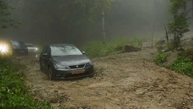 Nach einer Schlammlawine gab es für mehrere Pkw-Fahrer im Kaiserbachtal kein Weiterkommen mehr.