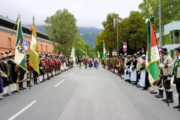 Der landesübliche Empfang vor der Innsbrucker Hofburg bot gestern ein farbenprächtiges Bild.