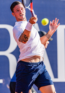 Dennis Novak wiederholte seinen Vorjahres-Auftaktsieg gegen Landsmann Jurij Rodionov und zog mit 6:3, 6:4 ins Achtelfinale ein. Dort wartet auf den Niederösterreicher mit dem Uruguayer Pablo Cuevas ein Sandplatz-Spezialist.