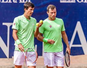 Heute standen Sebastian Ofner (l.) und Lucas Miedler noch als Doppel-Partner bei der Erstrunden-Niederlage Seite an Seite auf dem Platz – morgen (3. Partie nach 11 Uhr) stehen sich die beiden Österreicher als Kontrahenten gegenüber.
