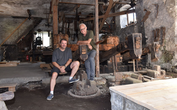 Lutz Norrmann (l.) und Reini Schrettl präsentieren stolz das Werk.