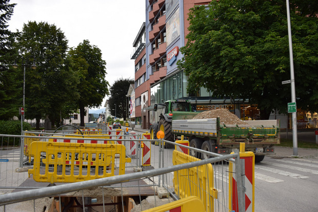 Am Angather Weg wird das neue Fernwärmenetz ausgebaut. Die Straße ist nur einspurig befahrbar – der Verkehr von der Hauptstraße kann daher laut Polizei nicht hierher umgeleitet werden.