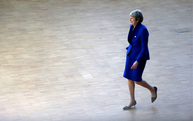 Selbst die oft als graue Maus beschriebene bisherige Premierministerin Theresa May hat mit ihren ausgefallenen Schuhen einen Hauch von Exzentrik gezeigt.