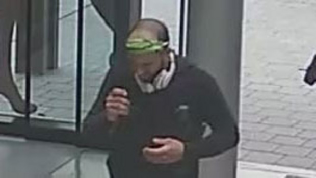 Der mutmaßliche Bankräuber zog sich laut Polizei in der Rathausgalerie um.