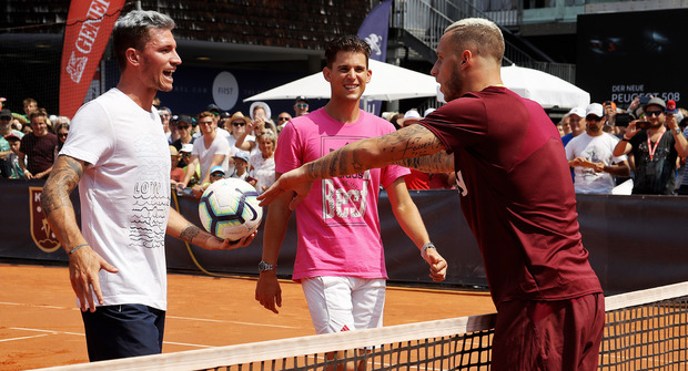 Im vergangenen Jahr kickte Dominic Thiem (M.) am Tag seines Spiels noch mit Marko Arnautovic (r.).
