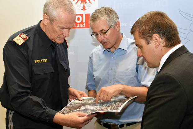 Gerhard Niederwieser, Bezirkspolizeikommandant Innsbruck-Land, Martin Janovsky, Beauftragter für große Beutegreifer und Klaus Wallnöfer, Vorstand der Abteilung Jagd und Fischerei (rechts oben von links nach rechts) beurteilten Fotografien des Fundes.