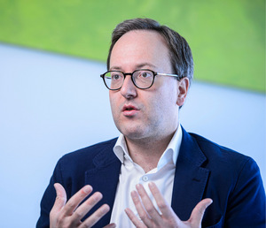 LA Dominik Oberhofer, NEOS
(Landessprecher): "Das System ist ungerecht und wettbewerbsverzerrend. Es benötigt eine Neufinanzierung des Tourismus.“
