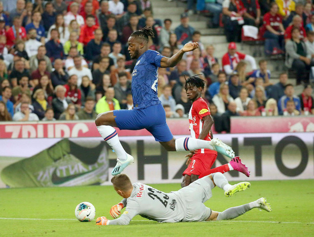 Michy Batshuayi (FC Chelsea London) gegen Torwart Philipp Köhn (FC Red Bull Salzburg) und Gideon Mensah (FC Red Bull Salzburg/re).