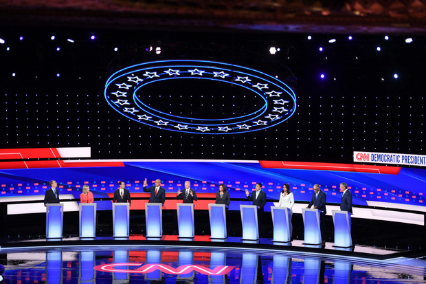 Bei der zweiten Fernsehdebatte der Demokraten in Detroit konfrontierten ihn mehrere Mitbewerber mit seiner Vergangenheit in der US-Regierung unter Präsident Barack Obama.