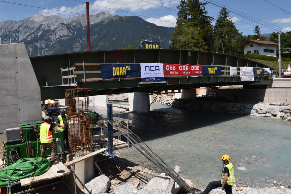 Pro Seite zog eine grüne Hydraulikpresse die tonnenschwere Eisenbahnbrücke zwischen Vomp und Terfens an ihren Bestimmungsort. Der Verschub dauerte rund zwei Stunden.