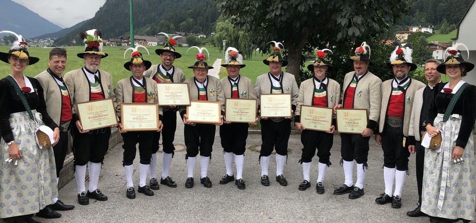 Die geehrten Strasser Schützen: Gerhard Mallaun, Willi Leitner, Josef Eberharter, Ludwig Jäger, Erwin Sprenger, Richard Hechenblaickner, Hubert Unterladstätter, Robert Knabl (v. l.).