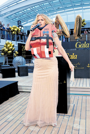 Barbara Schöneberger hat schon das passende Outfit für ihre Fan-Kreuzfahrt.
