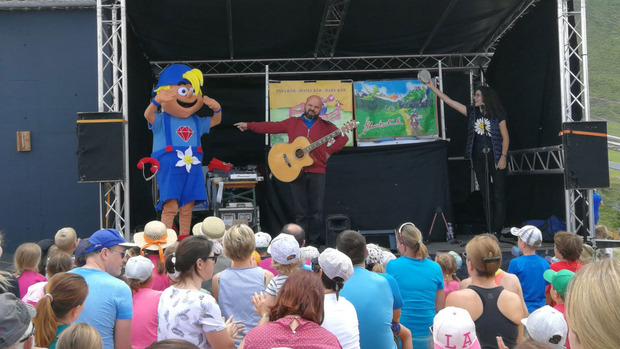 Mit lustigen Liedern unterhält Toni Knittel seit jeher Groß und Klein - am Sonntag ist er beim Lauser-Familienfest in Alpbach zu erleben.