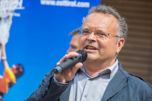 „Im Booking.com-Büro in Innsbruck wird beraten, Auskunft gegeben und es werden Leistungen erbracht.“
NR Gerald Hauser, FPÖ
(Tourismussprecher)