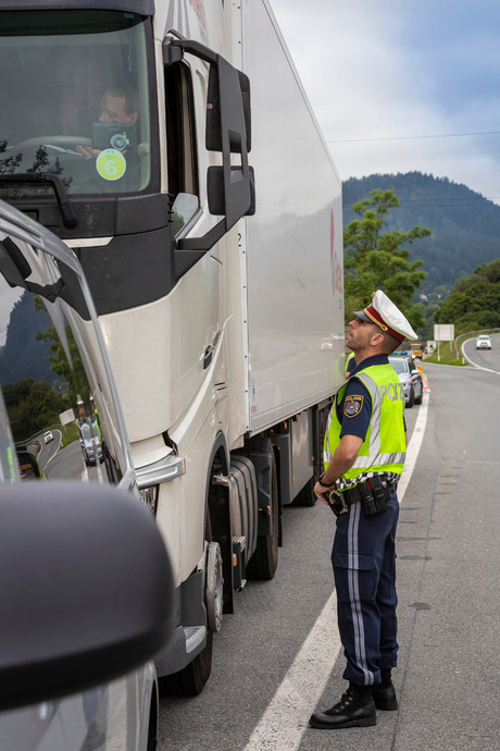 Die Beamten Gottfried Kofler (links) und Harald Fischler von der Autobahnpolizei in Schönberg halten einen Sattelschlepper auf, der trotz Verbots bei Mutters von der Brennerautobahn (A 13) abgefahren ist.