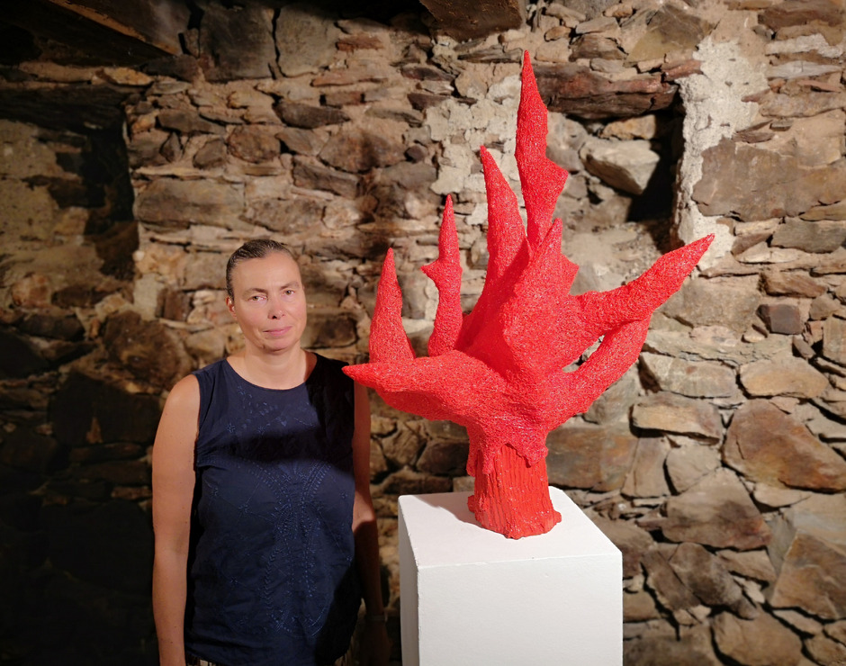Künstlerin Katja Duftner wirft ihren Blick hinter die Kulisse einer heilen (Berg-)Welt.