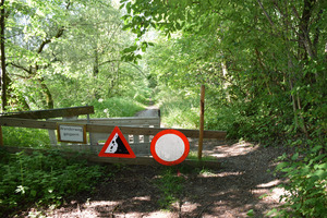 Im Osten weisen Schilder auf die Gefahr hin, trotzdem wird die Absperrung (in Weiß) immer wieder beiseitegeschafft.