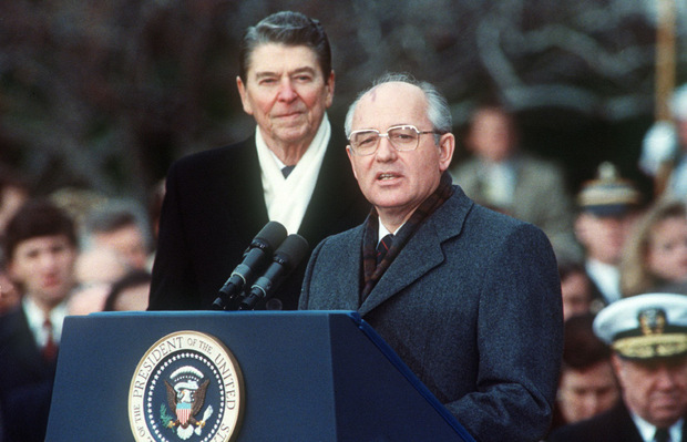 US-Präsident Ronald Reagan und der sowjetische Staatschef Michail Gorbatschow 1987.