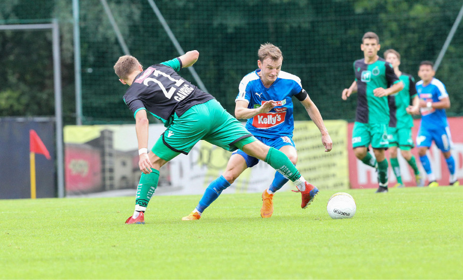 Die Wacker-Fohlen rund um Sandro Gavric (l.) hatten gegen Kufstein (Patrick Schönauer) das bessere Ende für sich.Foto: Kristen
