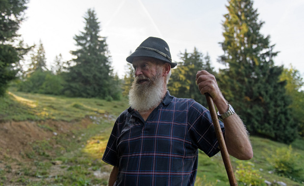 Über steile Hänge, Stock und Stein: Mit 77 Jahren lässt der fitte Taxauer beim Wandern manch jungen Besucher alt aussehen..